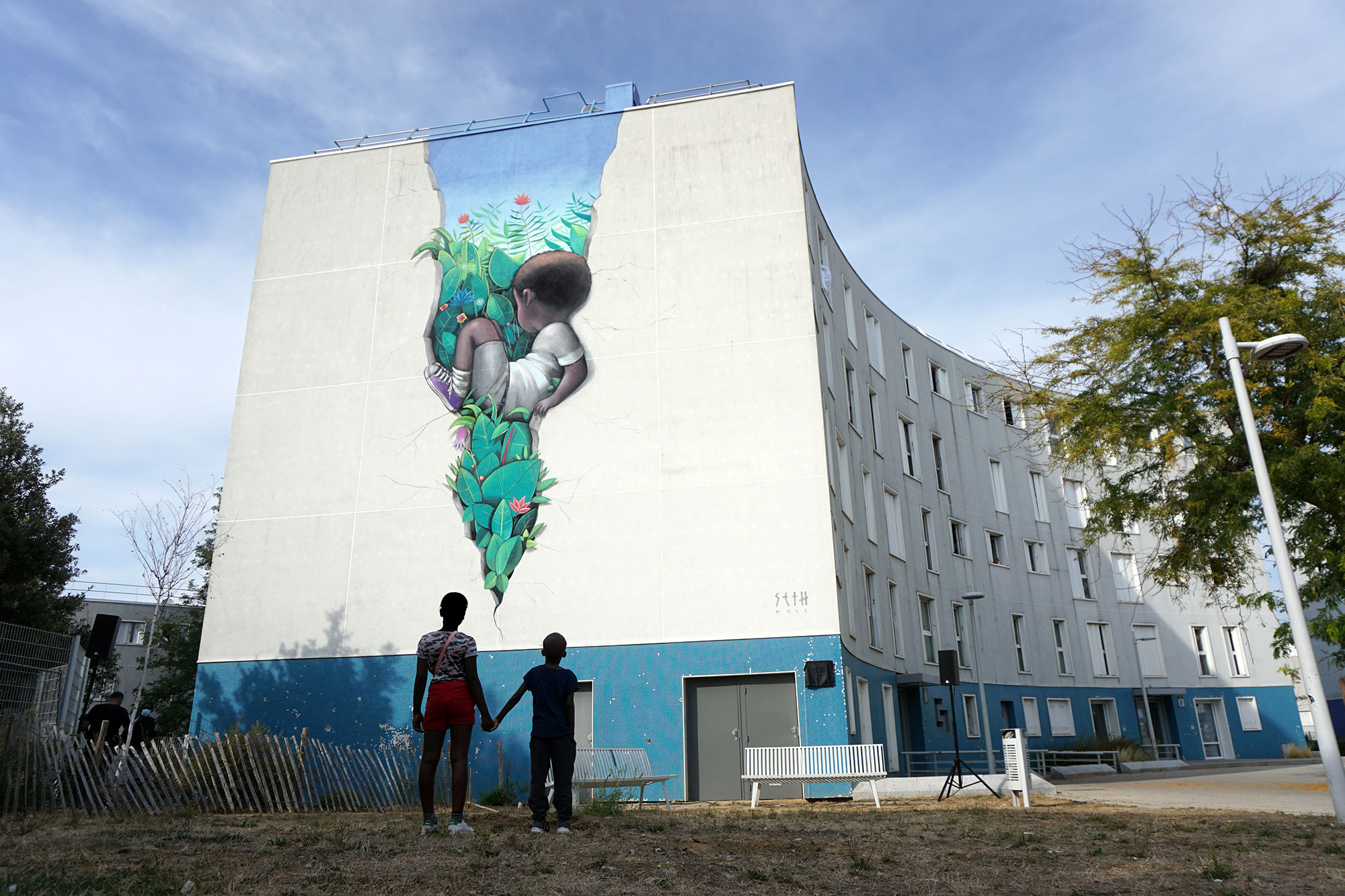 Enfants dans une faille dans un mur seth paris grigny